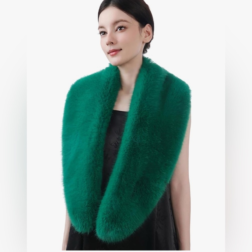 NWT- Emerald Faux Fur Shoulder Collar Scarf Wrap Shawl Cape Elegant Neck Warmer